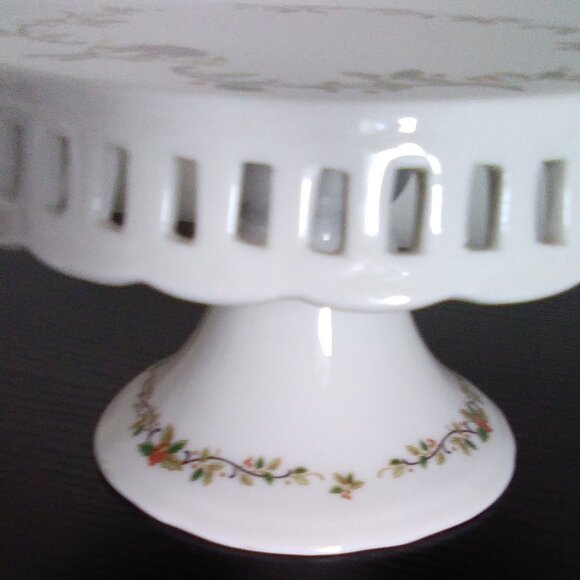 Mikasa 'Holiday Lace' Christmas Porcelain Cake Plate With Delicate Holly Design - Picture 10 of 11